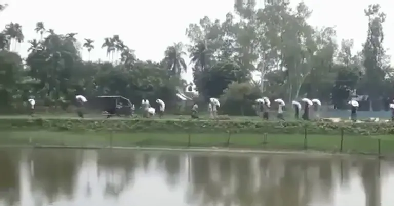 বেড়া ভেঙে সার নিয়ে যাচ্ছে কৃষকরা